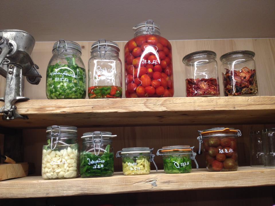 Küchengestell mit 10 EInmachgläsern mit verschiedenem fermentiertem Gemüse drin
